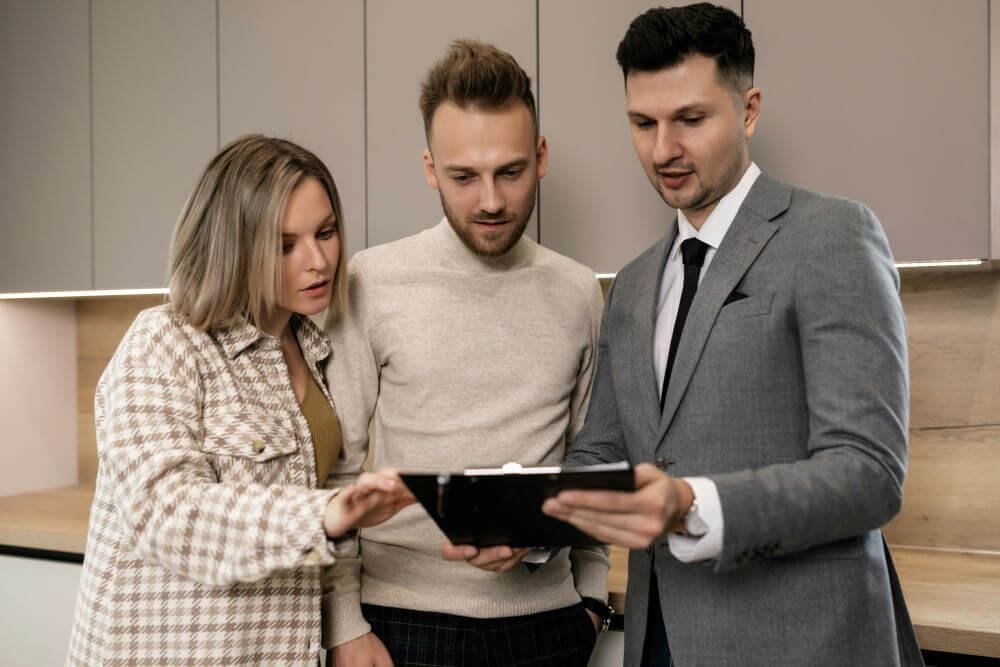 couple avec agent immobilier chez eux